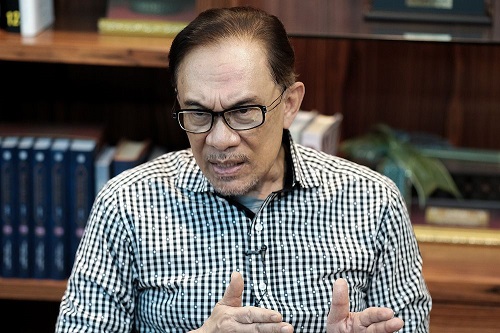 Anwar ingatkan Azmin fokus ekonomi, bukan kritik Izzah