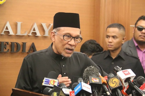 Azmin menang, politik Anwar malap?