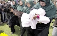 Wanita Aceh pengsan disebat