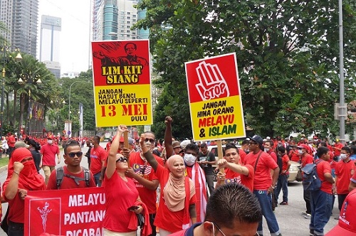 'Ekonomi akan jatuh jika Umno terus main sentimen perkauman'