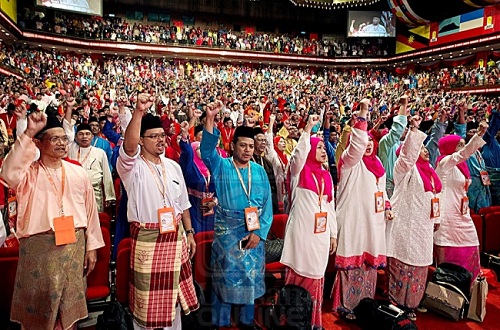Cawangan Umno lancar penentangan terbuka ke atas Najib