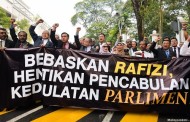 MP berarak ke Bukit Aman mahu Rafizi dibebaskan