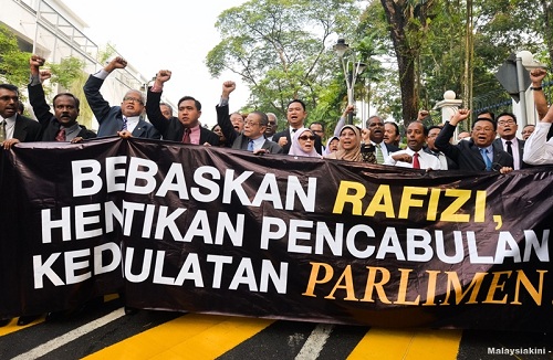 MP berarak ke Bukit Aman mahu Rafizi dibebaskan