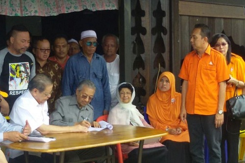 'Saya akan terus serang Najib kalau BN menang' - Tun M