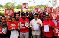 Desak Zahid mohon maaf: Penyokong Tun M demo di luar parlimen