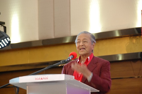 Tun Mahathir janji akan serah kuasa pada Anwar