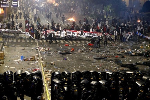 Jakarta tegang: Penyokong Prabowo merusuh lagi