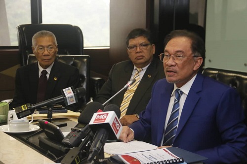 Anwar terkejut setiausaha politiknya ditahan polis