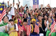 Hari Malaysia: Tun Mahathir, Anwar seru hindari perkauman