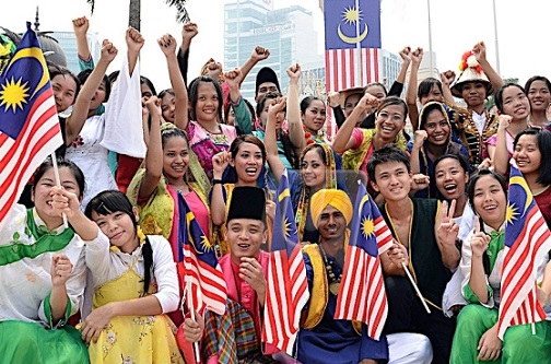 Hari Malaysia: Tun Mahathir, Anwar seru hindari perkauman