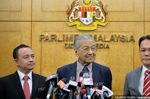 Habis penggal: Bukan pembangkang calonkan Tun M PM