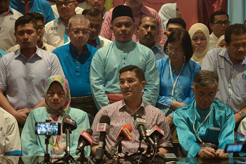 4 ahli parlimen sokong Azmin lompat kepada Anwar?