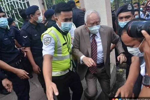 Macau Scam dikutuk, Najib bani Melayu ok pula